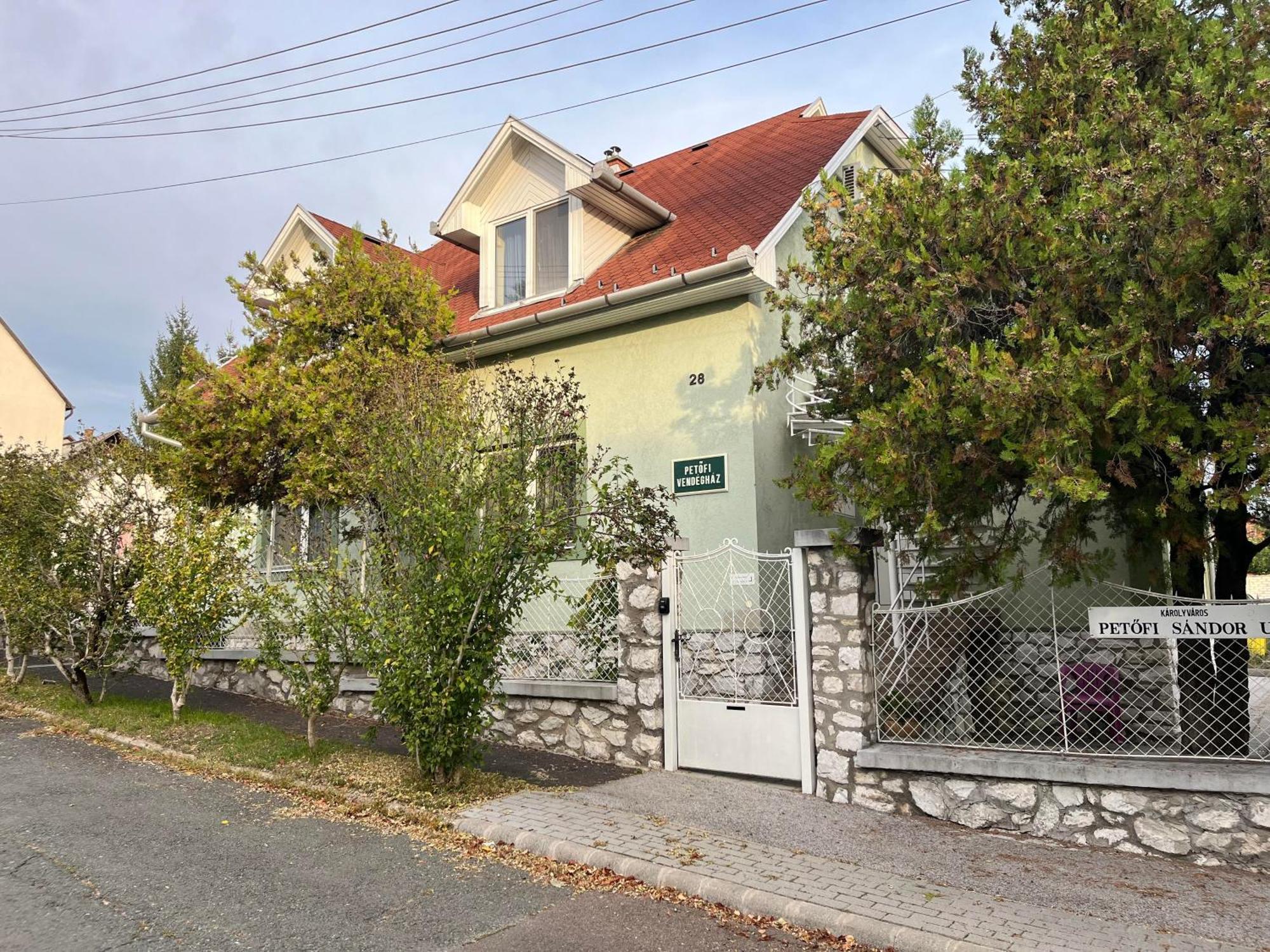 Petoefi Vendeghaz Hotel Eger Bagian luar foto